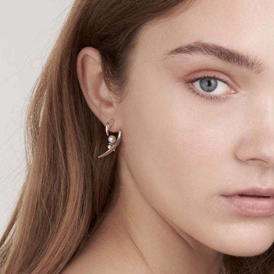 SILVER HOOKED PEARL EARRING
