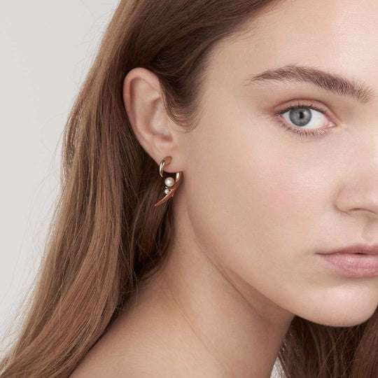 YELLOW GOLD VERMEIL HOOKED PEARL EARRING