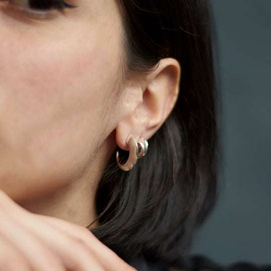 SILVER CAT CLAW MEDIUM HOOP EARRINGS