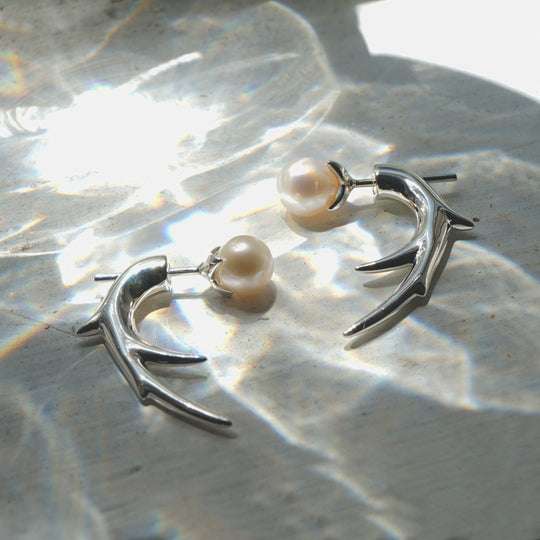 SILVER HOOKED PEARL EARRINGS